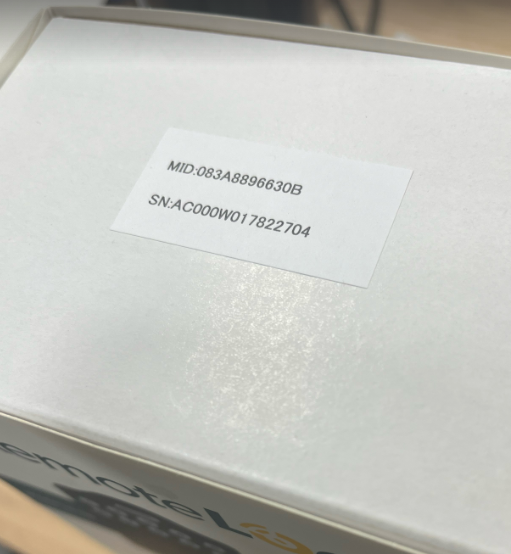 5iの箱に貼られたシール（MIDとSNの記載）