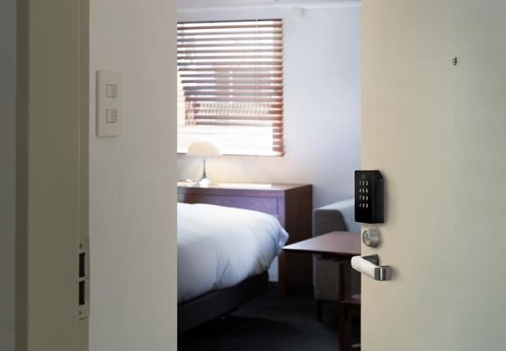 RemoteLOCK 9j を取り付けた扉の例