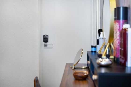 RemoteLOCK 500i を取り付けた扉の例