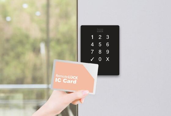 RemoteLOCK 9j にICカードをかざしている様子