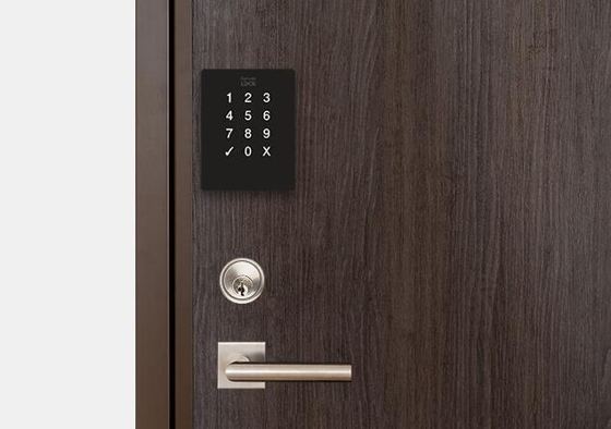 RemoteLOCK 9j を取り付けた扉の例