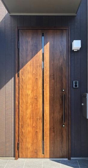 屋根や庇のある玄関の例