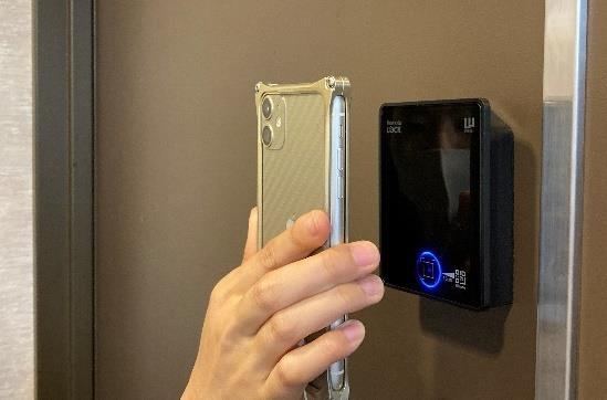 RemoteLOCK 9j-Q のカメラにスマートフォンのQRコードをかざしている様子