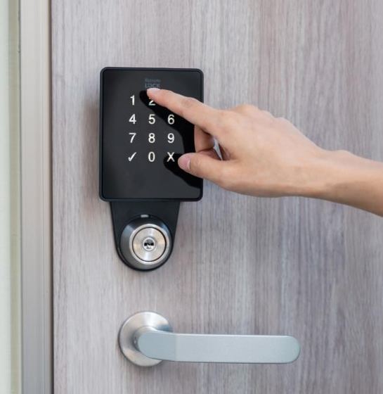 RemoteLOCK 9j に暗証番号を入力している様子