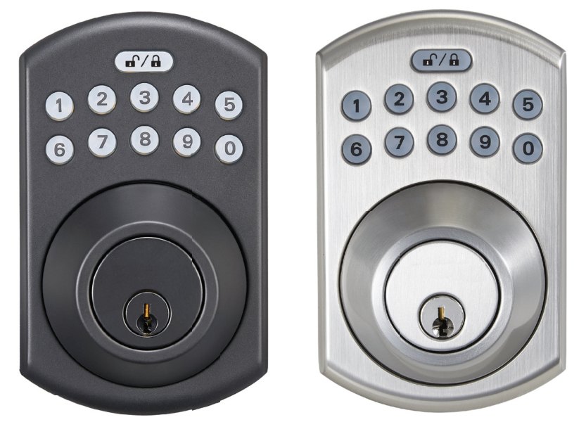 RemoteLOCK 500i の屋外側の正面写真。左がブラック、右がシルバー。テンキーの上に上部楕円ボタン、下にシリンダー（鍵穴）がある