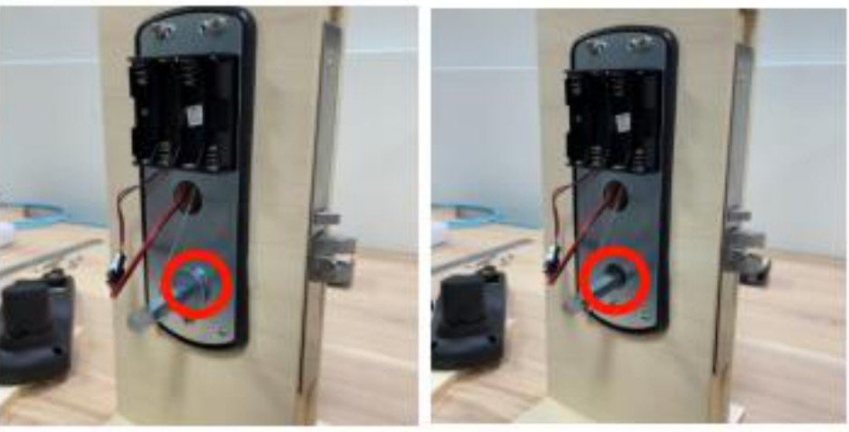 手順1-3。扉の内側に電池ボックス付きの背面パネルを取り付けたところ。左は角芯に仮止め部品を付けた状態、右は仮止め部品を外した状態（赤丸）