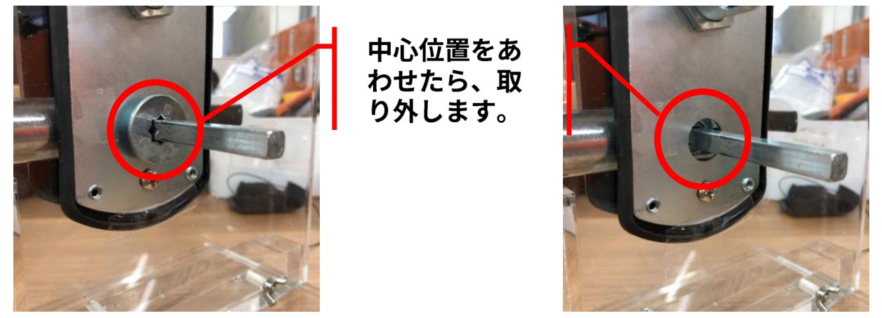 角芯の位置調整アジャスタの写真2枚。左は角芯にアジャスタを付けた状態（赤丸）、右はアジャスタを外した状態（赤丸）