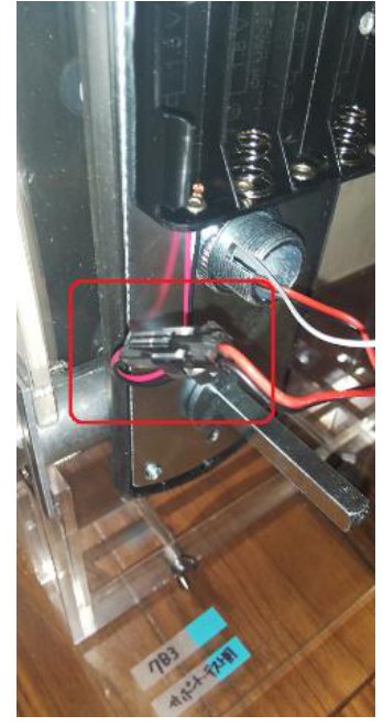 手順12。背面パネルの下で、赤と黒の電源ケーブルのコネクターを接続したところ（赤枠）