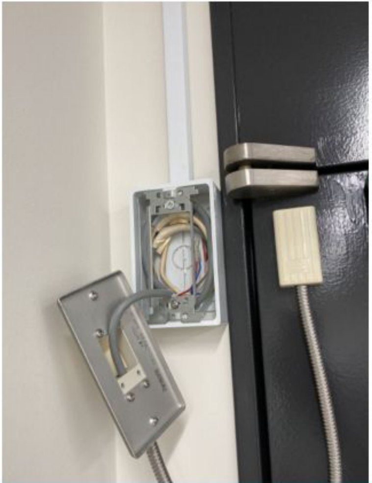 扉の横に設けた1口のスイッチボックスの中に、配線の先端を余長を残して丸めた施工例の写真