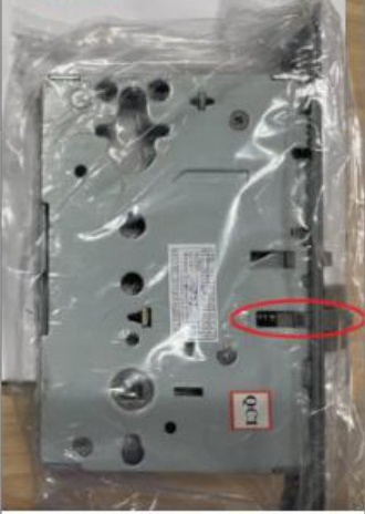 右勝手（R）の旧型ロックケースの製品写真。袋に入った状態で、赤い丸の印が右側にある