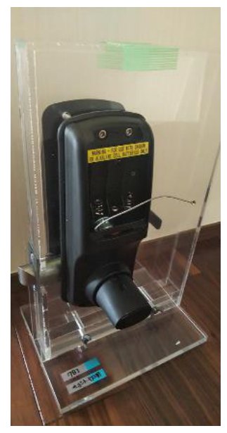 手順18。透明の見本の扉の内側に、内側レシーバーモジュールの筐体を取り付けたところ。電池カバーの所からアンテナ線が出ている