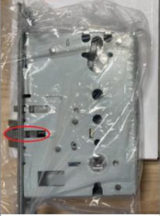 左勝手（L）の旧型ロックケースの製品写真。袋に入った状態で、赤い丸の印が左側にある