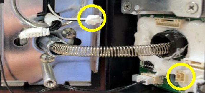 インナーユニットの基板の写真。黄色の丸2つで、外部電源接続ケーブルのコネクタとCN6に挿した箇所を示す