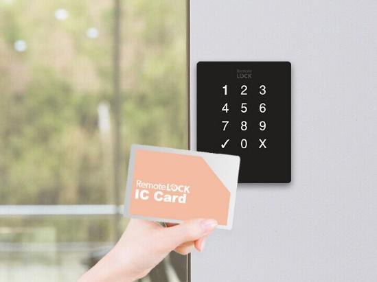 9jのテンキーにICカードをかざしているところ